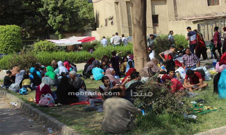 المواطنون يحتفلون بشم النسيم فى الحديقة اليابانية