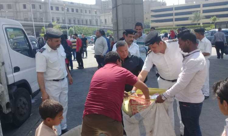 رجال الشرطة خلال الحملات