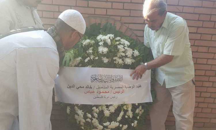 باقة ورود الرئيس الفلسطينى أمام قبر خالد محيى الدين