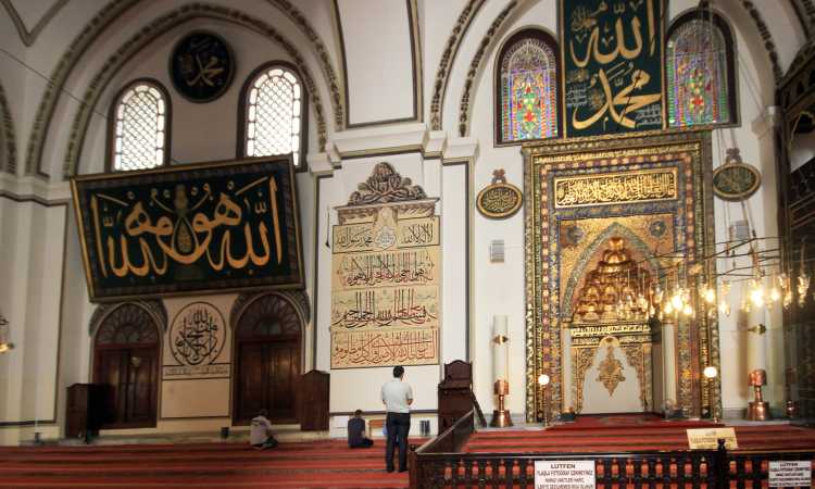 كتابة القرآن على جدران المسجد