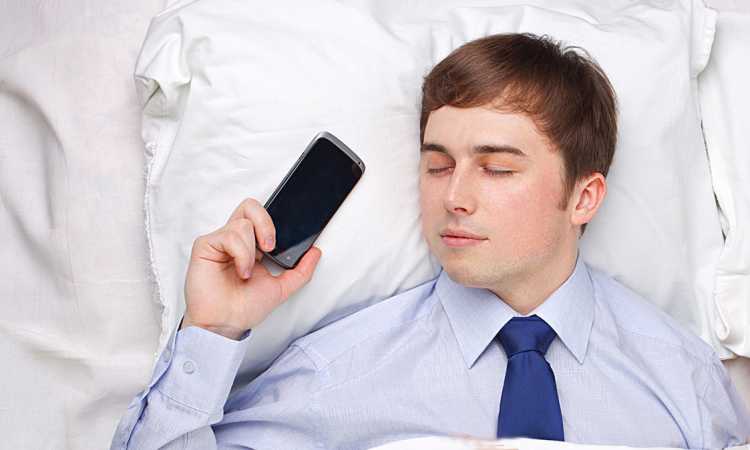 وضع الهاتف بجوارك عند النوم