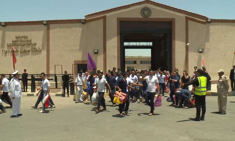 الإفراج عن سجناء
