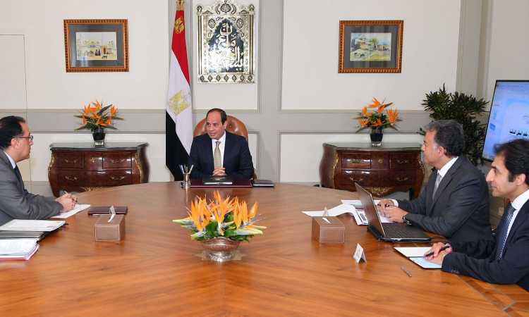 الرئيس خلال الاجتماع