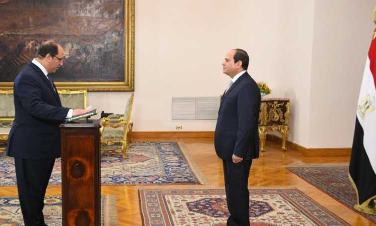 اللواء عباس كامل يؤدى اليمين الدستورية 