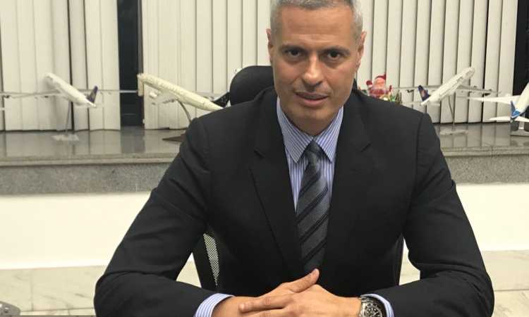 الطيار أحمد عادل رئيس مصر للطيران