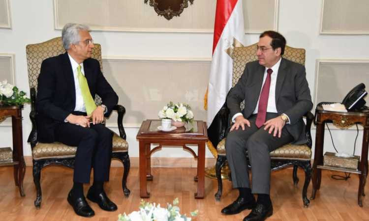 طارق الملا وزير البترول - ميرزا حسن المدير التنفيذى بالبنك الدولى