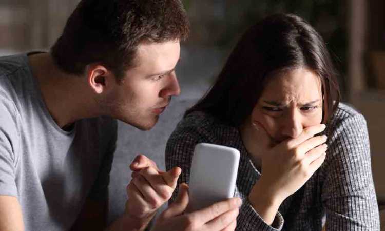 تجسس الزوج على الزوجة - صورة تعبيرية