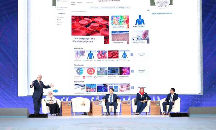 وزير التعليم أثناء عرضه لخطة التطوير 