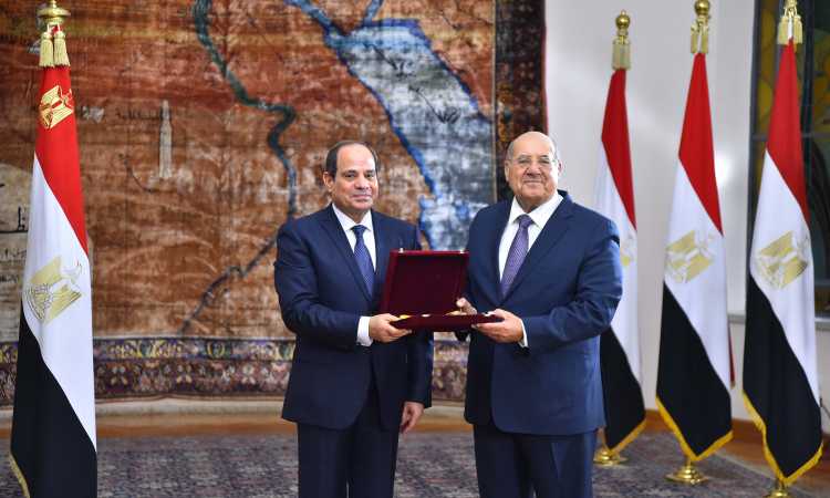 الرئيس يمنح عبد الوهاب وسام الجمهورية