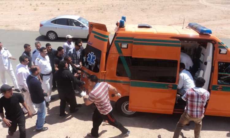 نقل مصاب بسيارة إسعاف