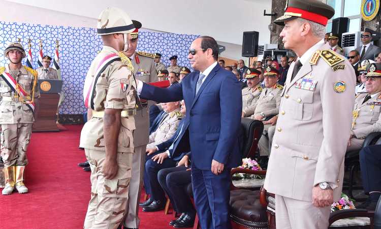 السيسى يكرم الأوائل