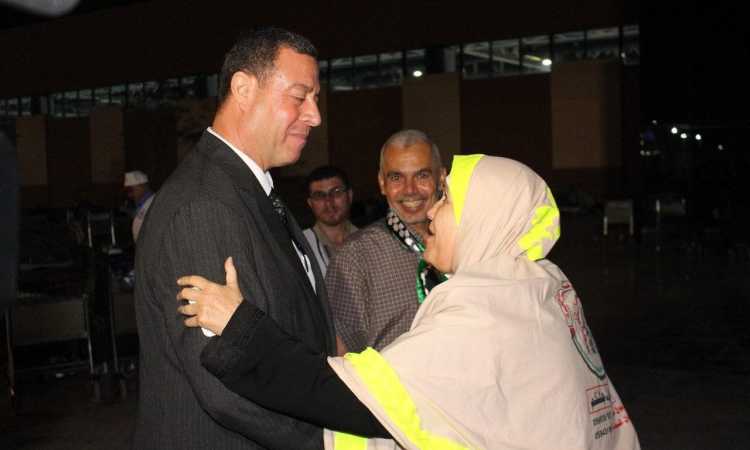 السفير الفلسطينى يستقبل الحجاج فى المطار