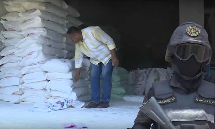رجال مباحث التموين خلال الحملات