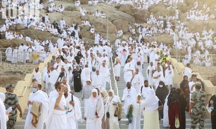 الحجاج يؤدون الركن الأعظم بالوقوف على جبل عرفات