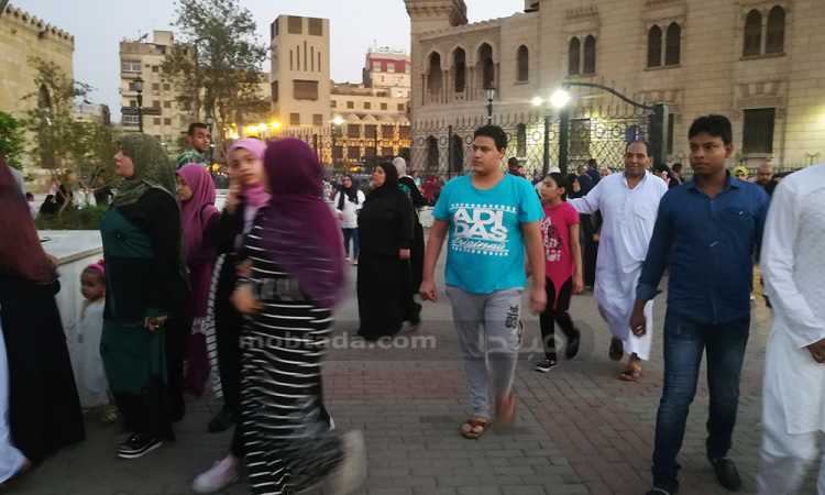 المصلون يتوافدون على المسجد الأزهر
