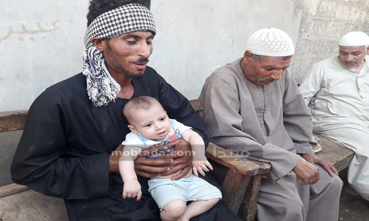 الأب والطفل الناجى