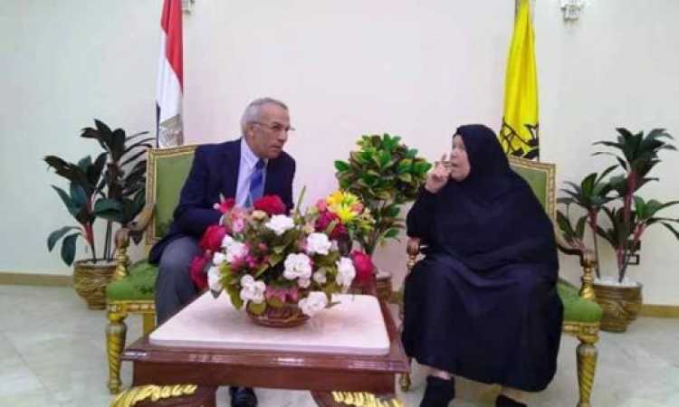 محافظ شمال سيناء مع أسرة الشهيد