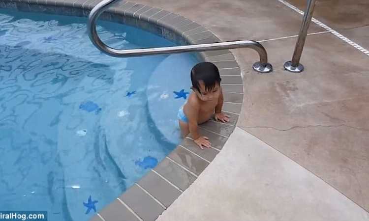 رضيعة تسبح بمهارة كبيرة 