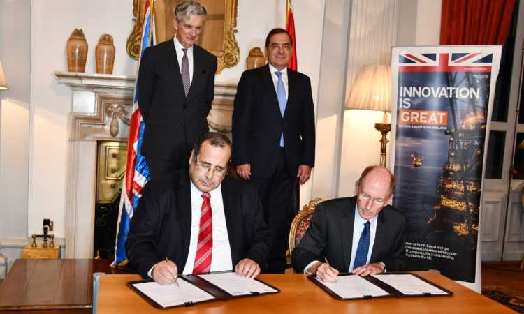وزير البترول والسفير البريطانى يشهدان توقيع اتفاق بين إنبى ووود