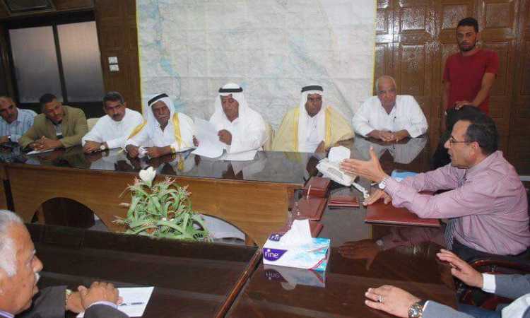 المحافظ خلال الاجتماع