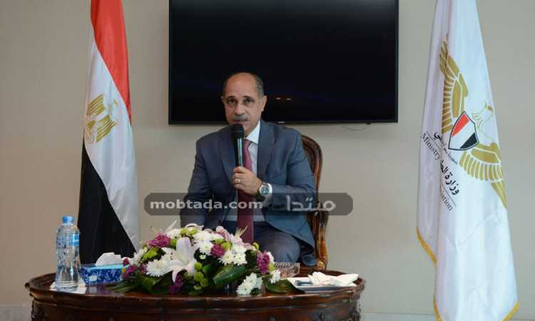 وزير الطيران المدنى يونس المصرى