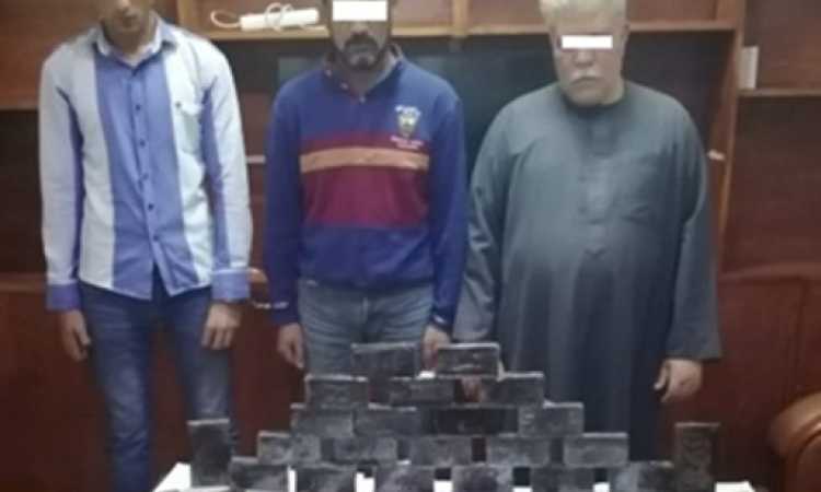 المتهمون وأمامهم المضبوطات