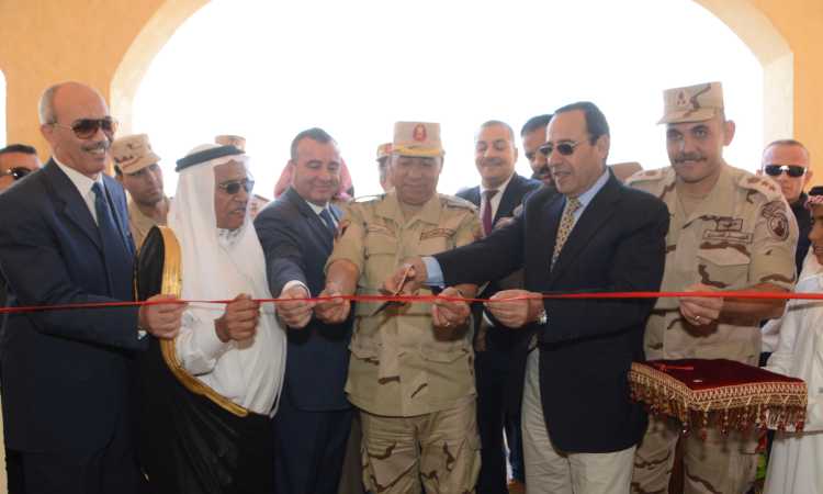المحافظ وقائد قوات شرق القناة خلال الافتتاح