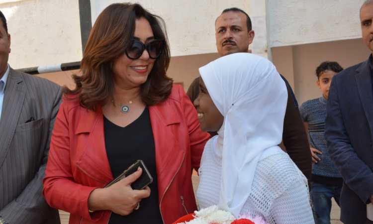 محافظ دمياط مع الطفلة بسملة