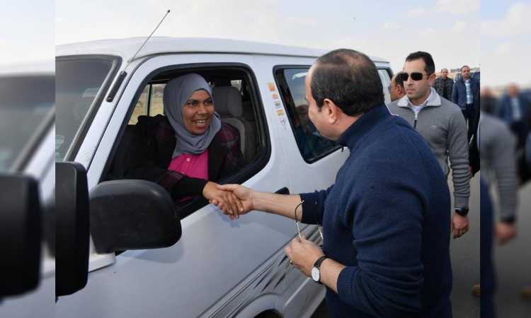 الرئيس السيسى يصافح سيدة الميكروباص