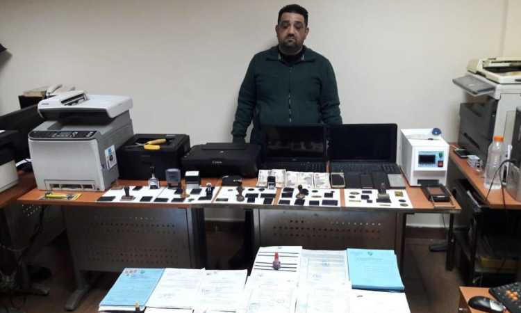 المتهم وأمامه المضبوطات