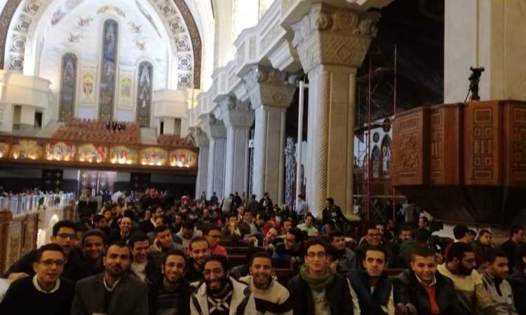 توافد الشباب على الكاتدرائية