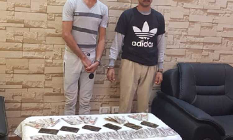 المتهمان وأمامهما المضبوطات