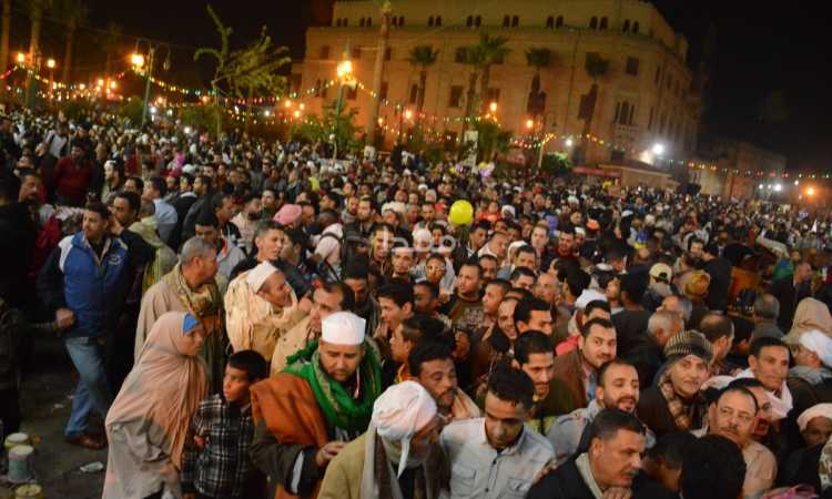 الآلاف من الطرق الصوفية يترددون على ساحة مسجد الحسين