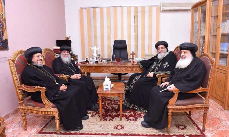 البابا يستقبل الأنبا مكاريوس