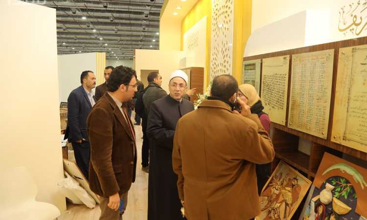محيى الدين عفيفى يتفقد جناح الأزهر بمعرض الكتاب