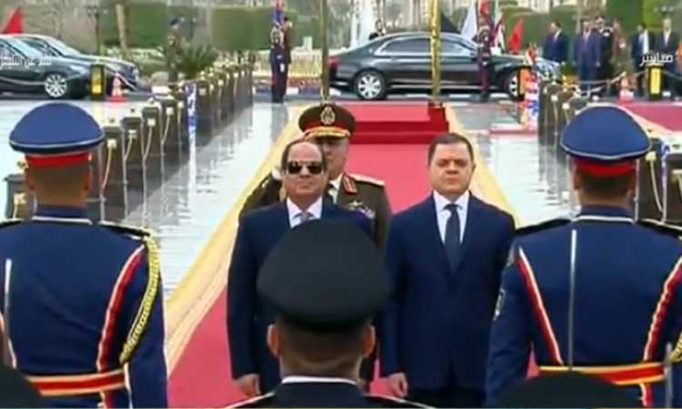 السيسى يضع إكليلاً من الزهور على النصب التذكارى بأكاديمية الشرطة
