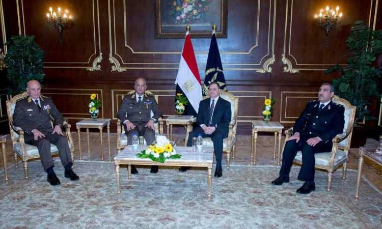 وزير الدفاع يزور الداخلية لتهنئتهم بعيد الشرطة