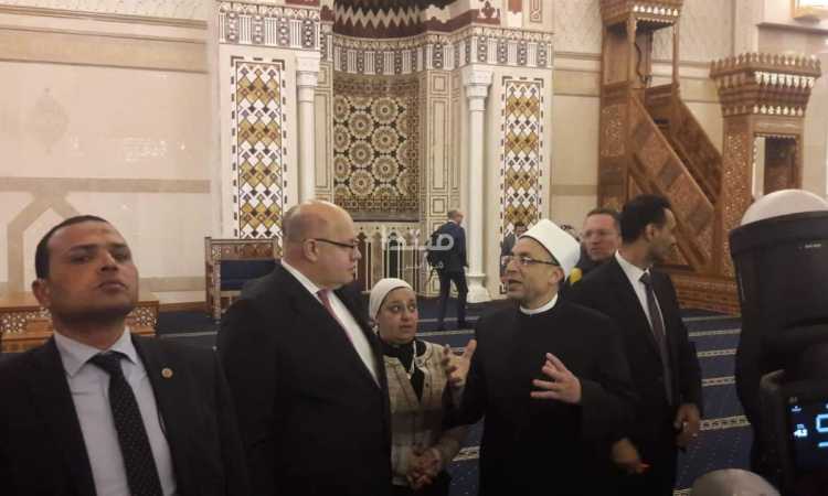 أمين البحوث الإسلامية أثناء زيارة مسجد الفتاح العليم