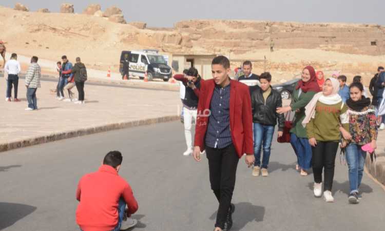 زحام كبير من المصرين والأجانب على الأهرامات