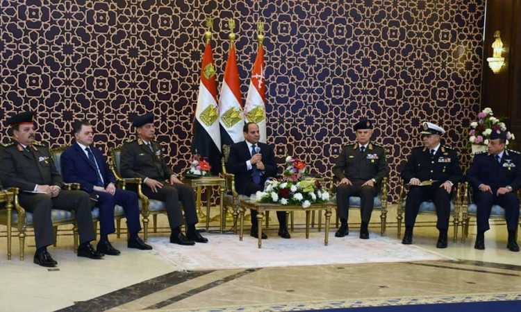السيسى يؤدى صلاة الجمعة ويجتمع بكبار قادة القوات المسلحة والشرطة