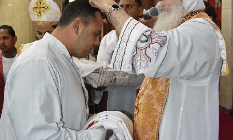 أسقف بنى سويف يرسم عددًا من الشمامسة