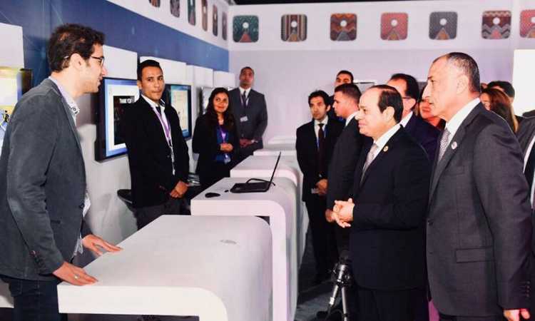 السيسى فى الجناح الاقتصادى