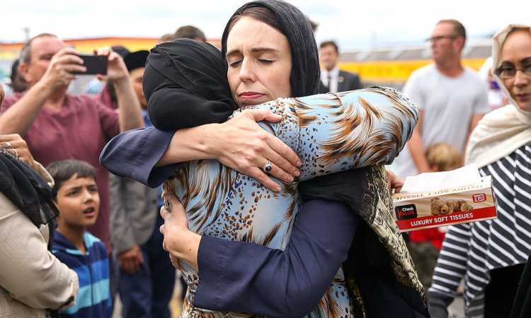 رئيسة الوزراء النيوزلندية مع أقارب ضحايا المسجدين