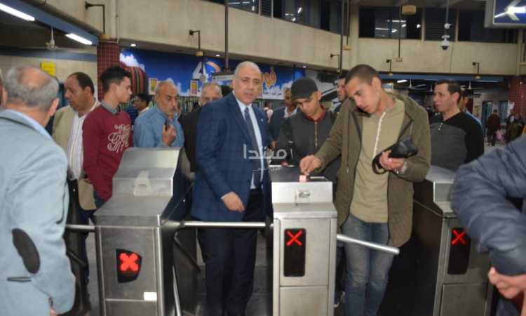رئيس المترو يتفقد المحطات