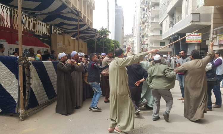 مواطنون يحتفلون أمام لجان الاستفتاء بـ«التعديلات الدستورية