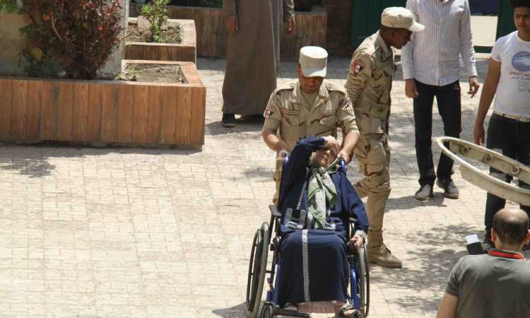 سيدة قعيدة تدلى بصوتها فى الاستفتاء