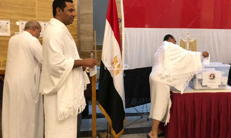 المصريون يشاركون فى الاستفتاء الدستورى بملابس الإحرام