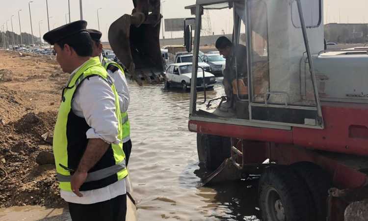 انكسار ماسورة مياه امام الجامعة البريطانية
