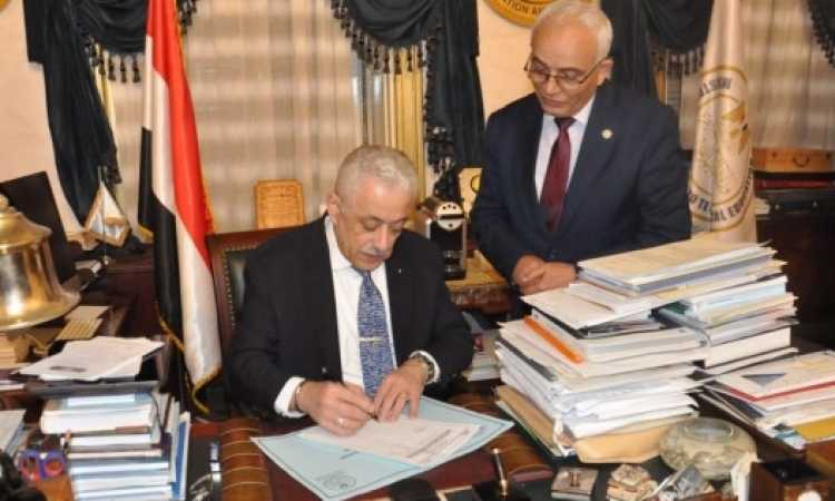 وزير التربية والتعليم وبجواره رضا حجازى