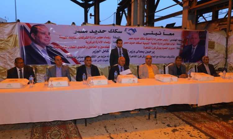 وزير النقل يتناول الإفطار مع العاملين بالسكك الحديدية
